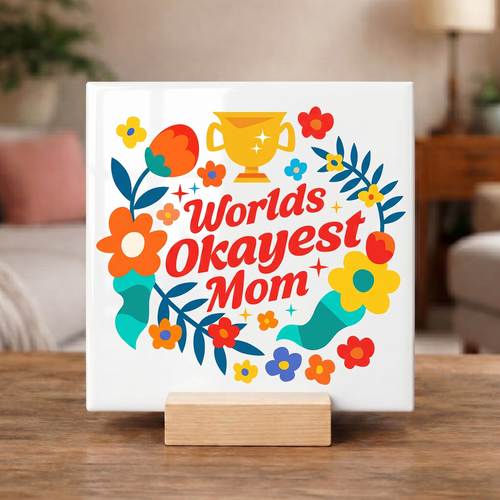 World’s Okayest Mom Tegel – Keramische Wanddecoratie – Grappig Moederdag Cadeau Idee voor Mama, Keuken of Woondecoratie