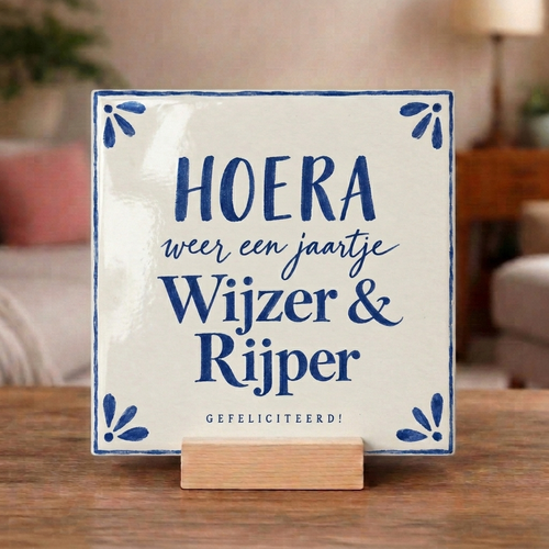 Tegeltje "Hoera, weer een jaartje wijzer & rijper"